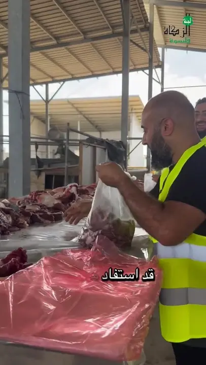 متطوع يعبّئ لحوم الأضاحي