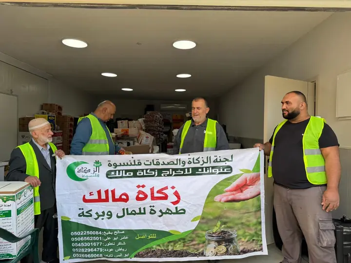 متطوعو اللجنة أمام المكتب